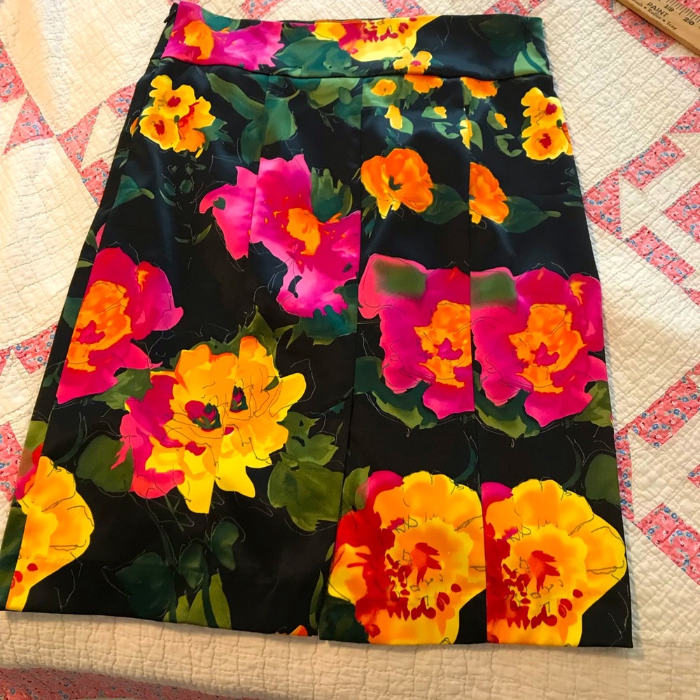 Gorgeous floral skirt, satiny fabric